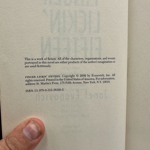 Janet Evanovich Finger Lickin Fifteen Hardcover 2009 St. Martins Press - Picture 3 of 3